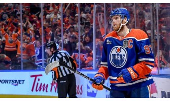 Connor McDavid hat seine nächste Vertragsverlängerung bei den Edmonton Oilers unter Dach und Fach gebracht Connor McDavid hat seine nächste Vertragsverlängerung bei den Edmonton Oilers unter Dach und Fach gebracht