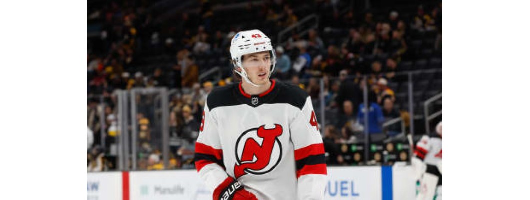 Luke Hughes musste das Spiel gegen die Calgary Flames verletzungsbedingt verlassen Luke Hughes musste das Spiel gegen die Calgary Flames verletzungsbedingt verlassen