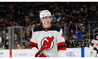 Luke Hughes musste das Spiel gegen die Calgary Flames verletzungsbedingt verlassen