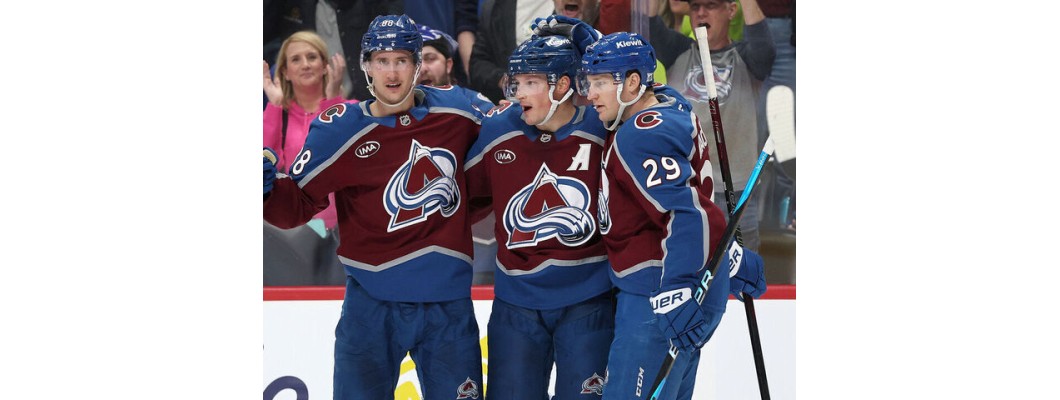 Nathan MacKinnon freut sich über die rasante Entwicklung seiner Teamkollegen Nathan MacKinnon freut sich über die rasante Entwicklung seiner Teamkollegen